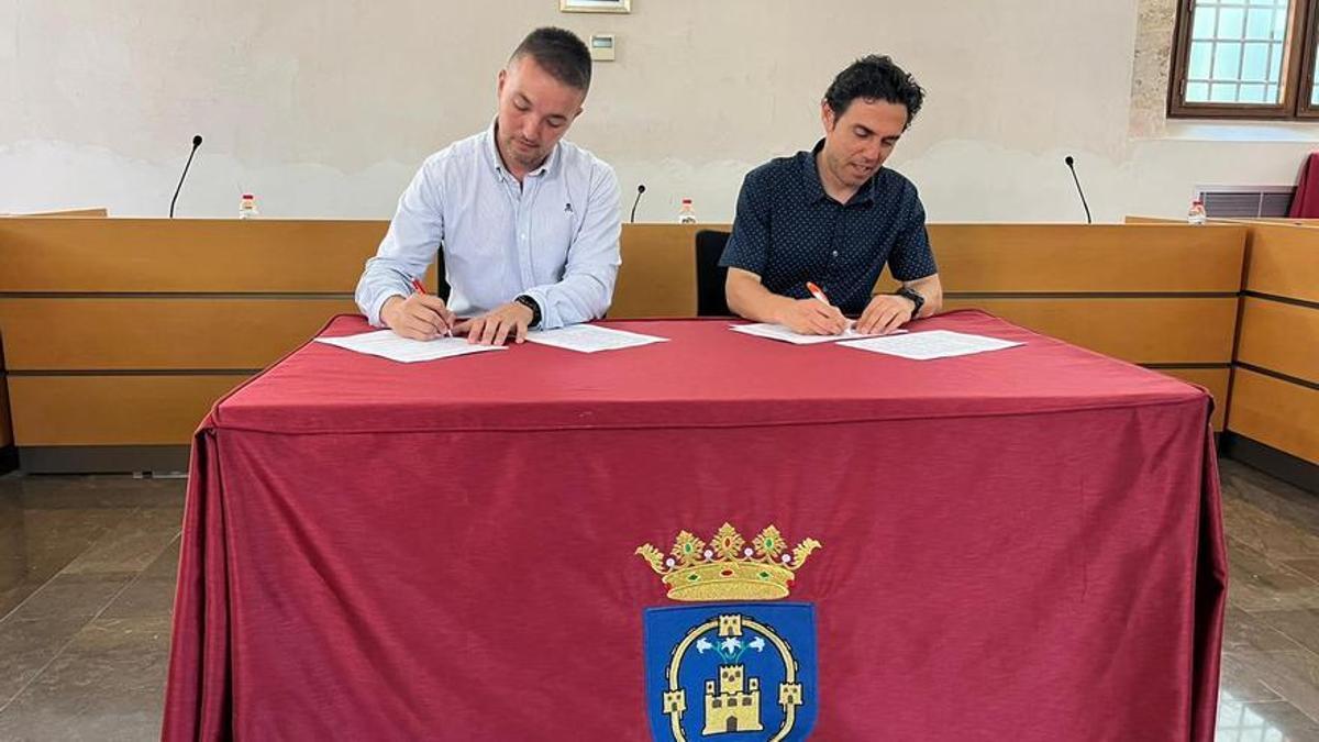 Firma del pacto entre PSPV y Compromís en Llíria.