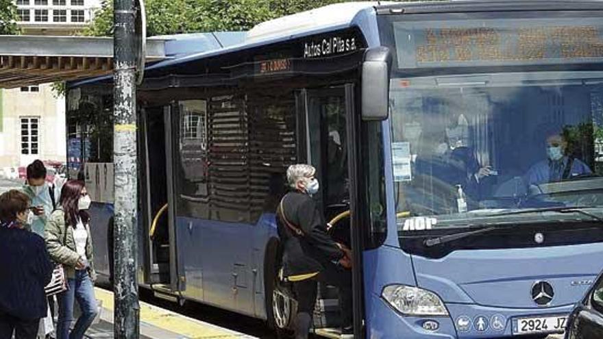 Un autobús recoge viajeros en Entrejardines, en A Coruña.