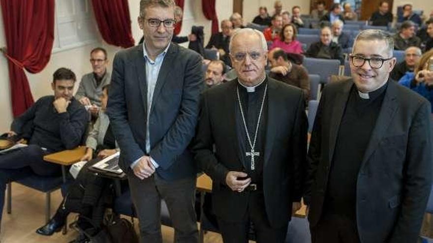 El ecónomo con el obispo y el delegado de Economía. // Brais Lorenzo