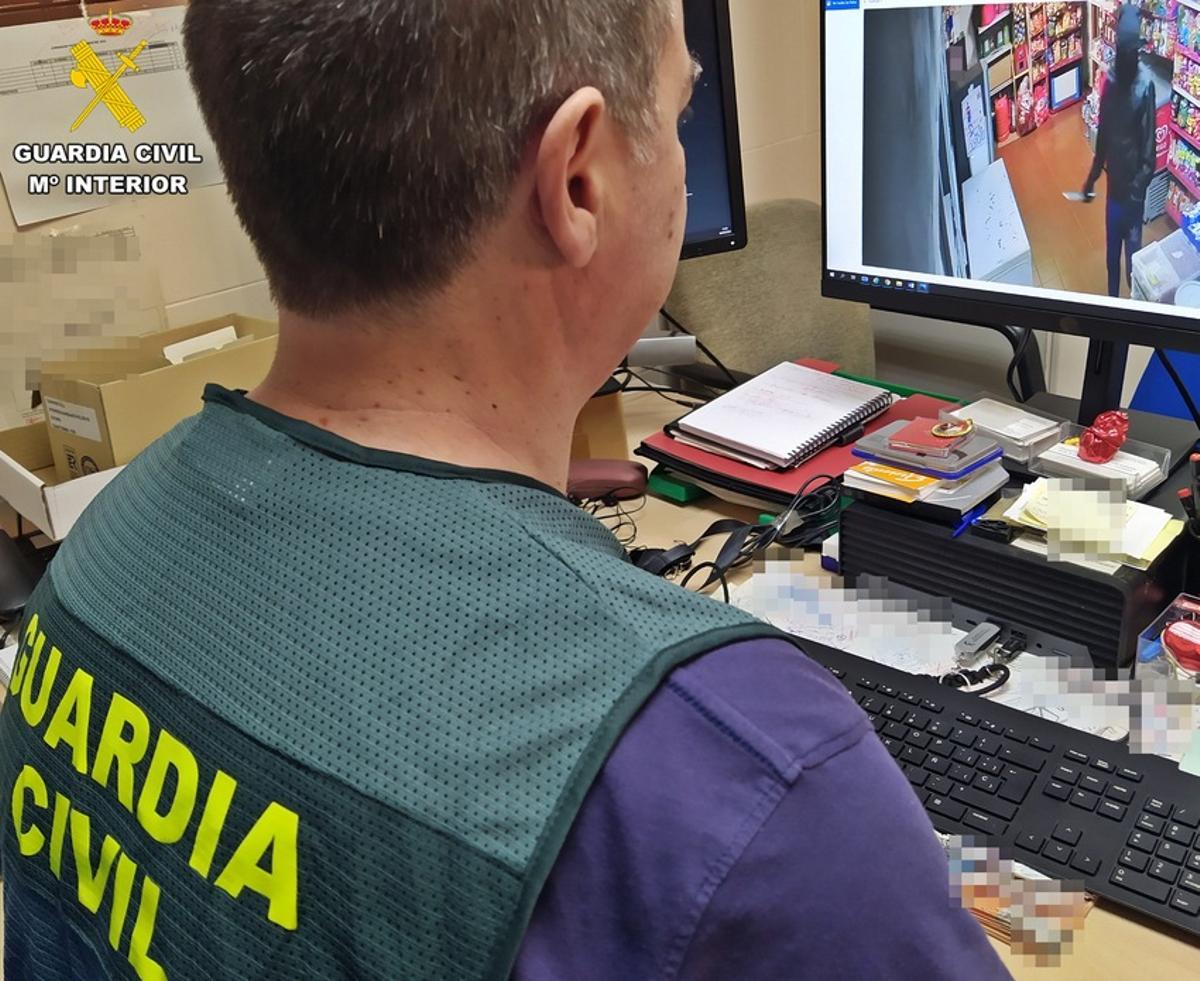 Un agente visualiza las imágenes grabadas por las cámaras de seguridad en el robo en la estación de servicio de Villar del Rey.