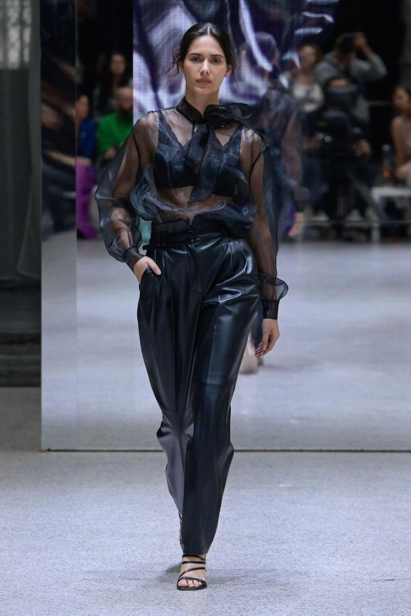 Blusa con lazo y pantalón de efecto piel de la colección otoño-invierno 2023 de C&A