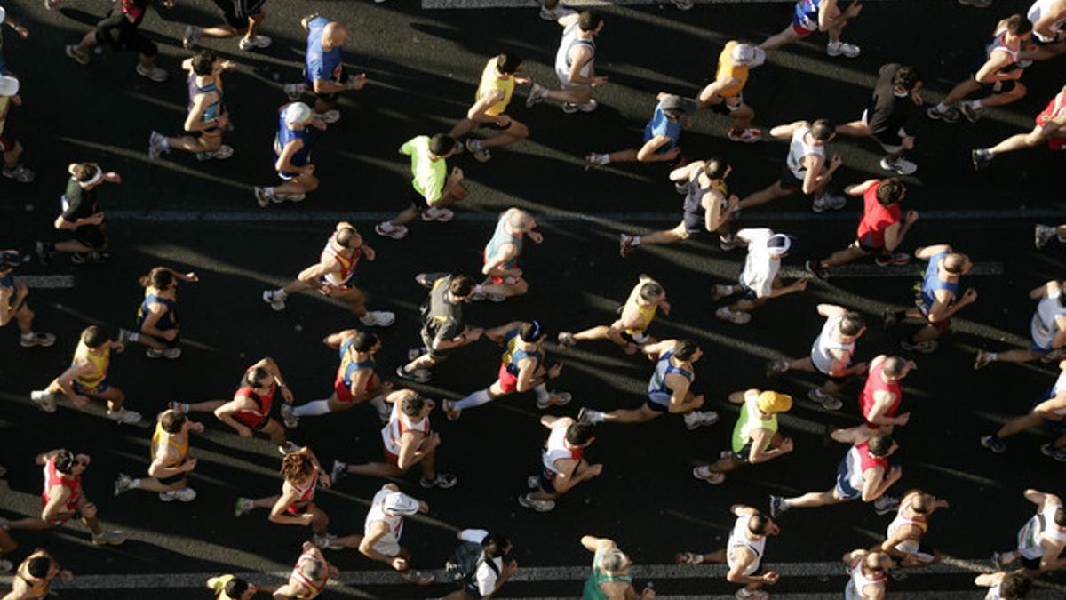 Participantes en un maratón de Barcelona de una edición pasada, a su paso por el carrer de Sants.