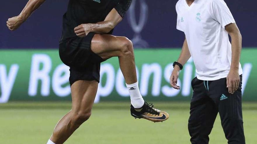 Cristiano Ronaldo, junto a Zidane, ayer, en el entrenamiento en Skopje. // J. Etxezarreta