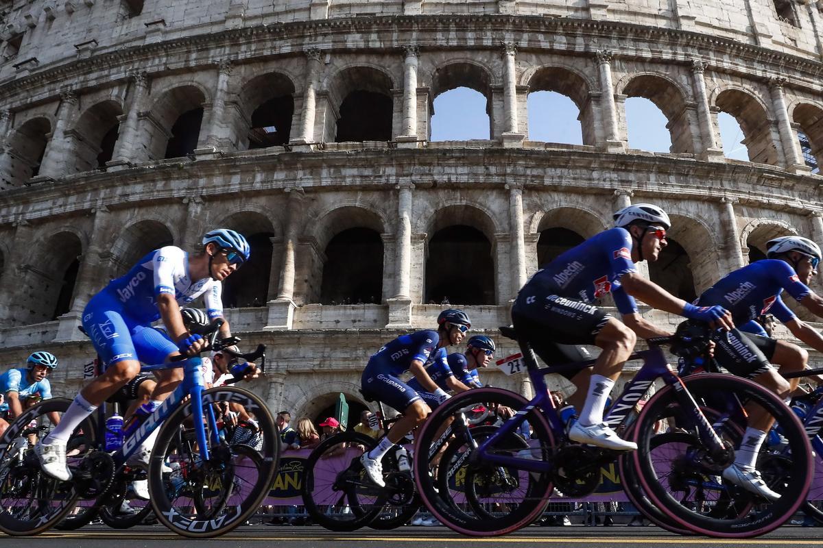 Rome (Italy), 28/05/2023.- The pack rides past the Colosseum during the 21st and last stage of the 2023 Giro d’Italia cycling race, over 126 km from Rome to Rome, in Rome, Italy, 28 May 2023. (Ciclismo, Italia, Roma) EFE/EPA/ANGELO CARCONI