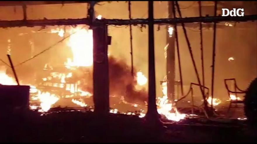 Així ha estat l'incendi que ha cremat dues terrasses al Passeig del Mar de Blanes