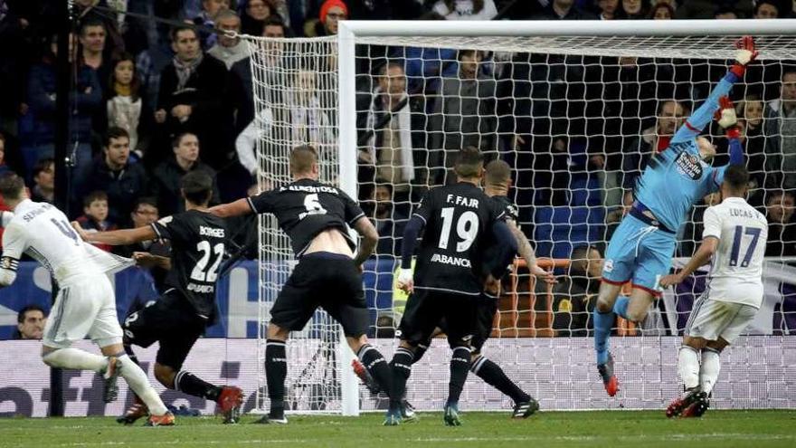 Ramos, por delante de cuatro defensores deportivistas, observa cómo el balón que acaba de rematar de cabeza supera a Tyton en la jugada del 3-2.