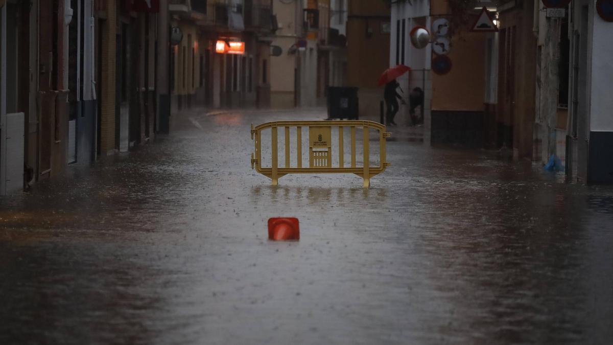 Calle anegada por el agua el pasado domingo en l'Alcúdia.