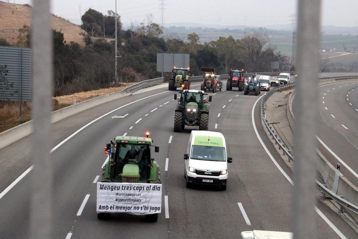 Tractores en Medinyà (Girona), en su camino hacia Barcelona