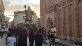 Los bomberos y numerosos vecinos festejan San Lorenzo
