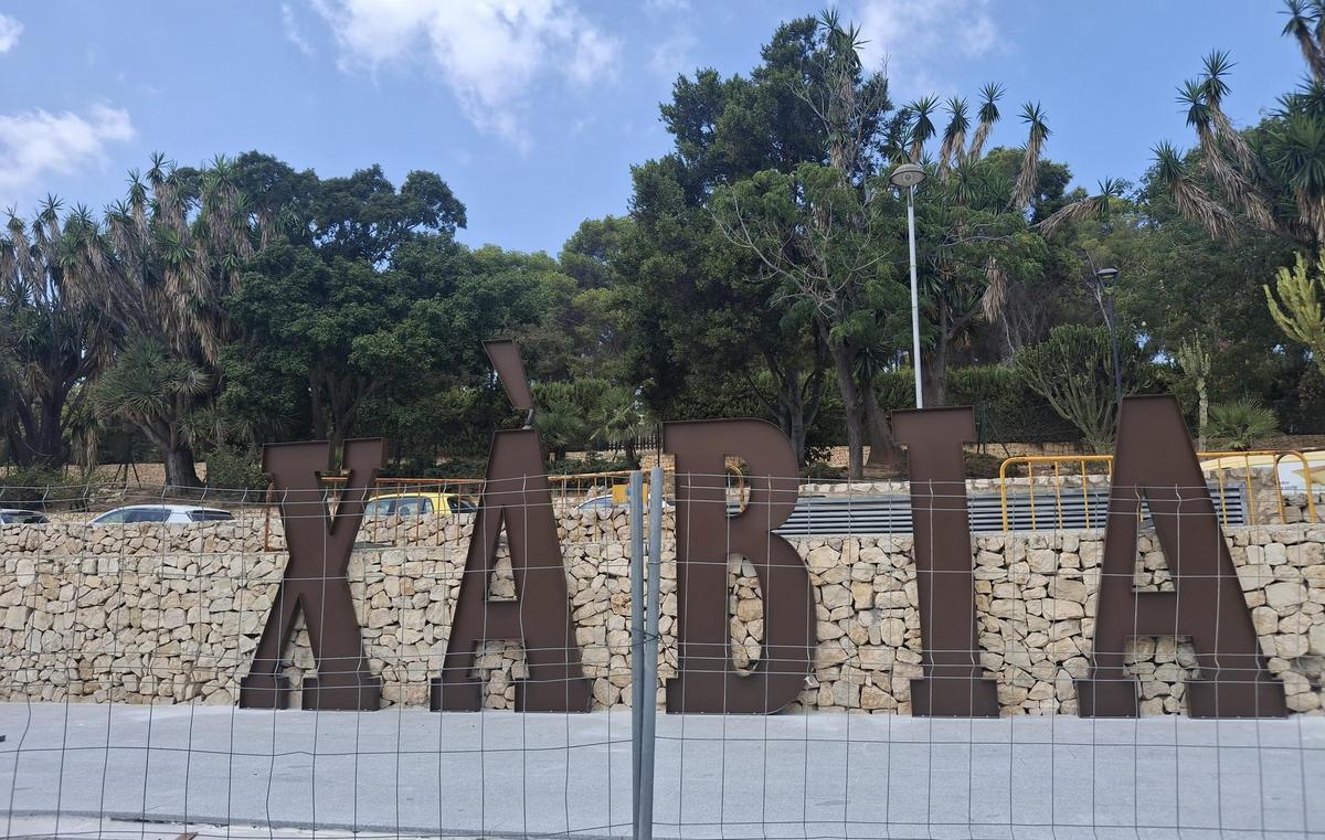 Las letras de hierro macizo