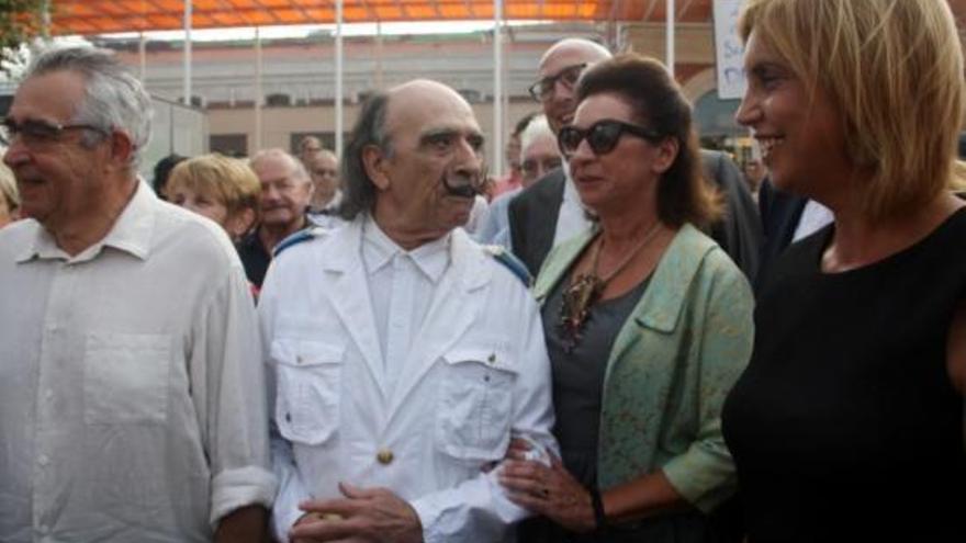 Els alcaldes de Figueres i Perpinyà amb els figurants de Dalí.