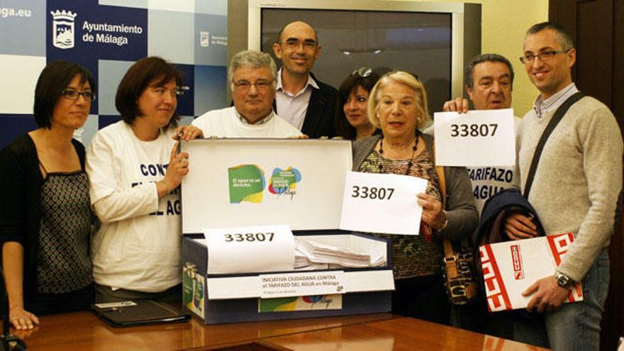 Representantes de los colectivos ciudadanos y de UGT, CCOO, PSOE e IU, ayer presumiendo de las firmas recogidas .