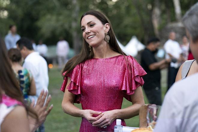 Kate Middleton con vestido rosa con mangas de volantes