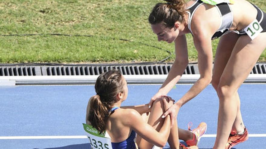 Nikki Hambling ayuda a Abbey D&#039;Agostino a reincorporarse.