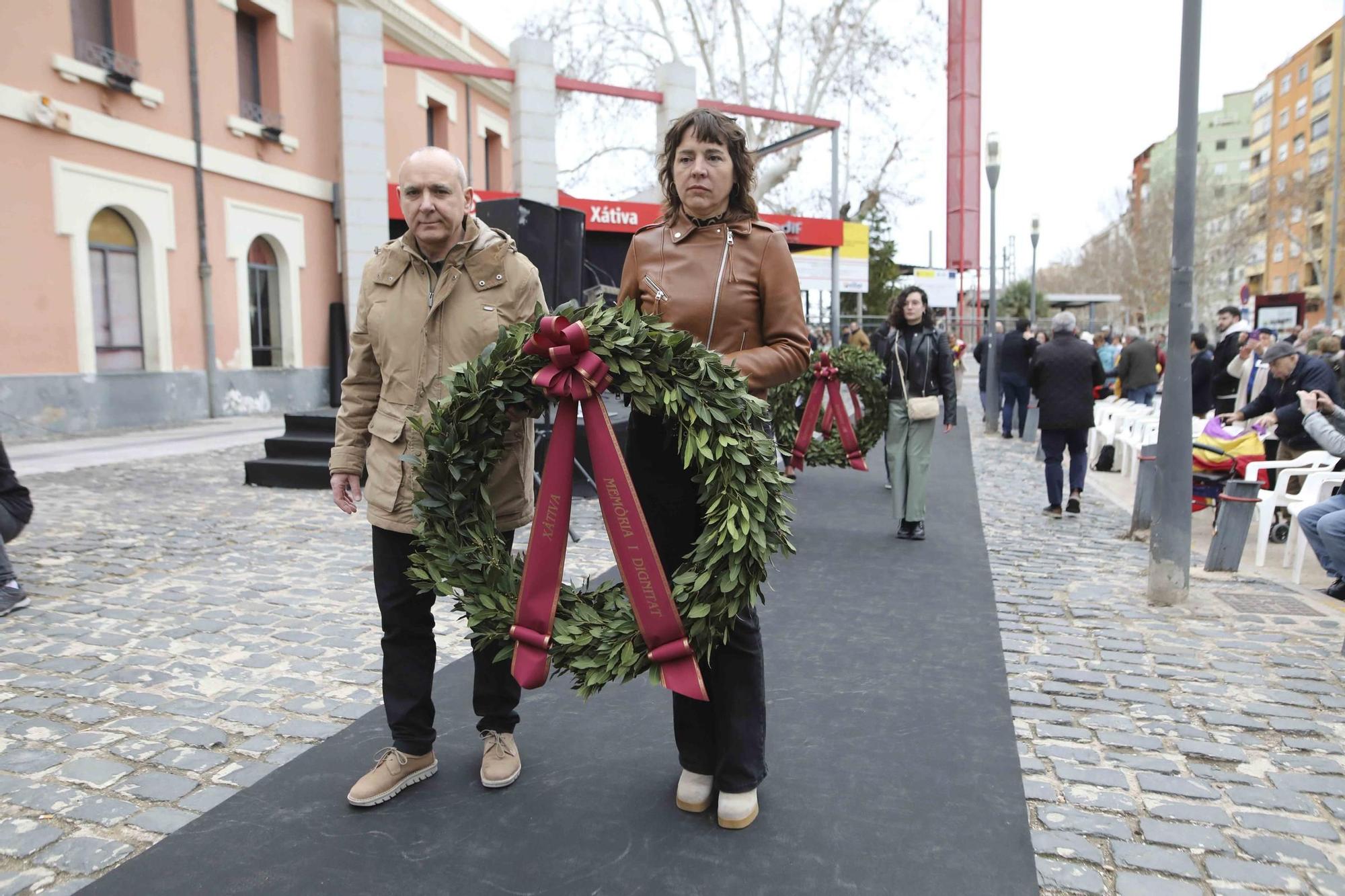 Así fue el homenaje a las víctimas del bombardeo de la estación de Xàtiva en el 85º aniversario del trágico sucesos