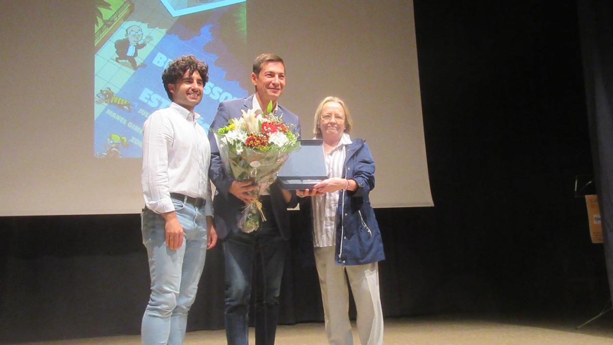 Carmina Andrés, en representació de la família del poeta, i autoritats municipals