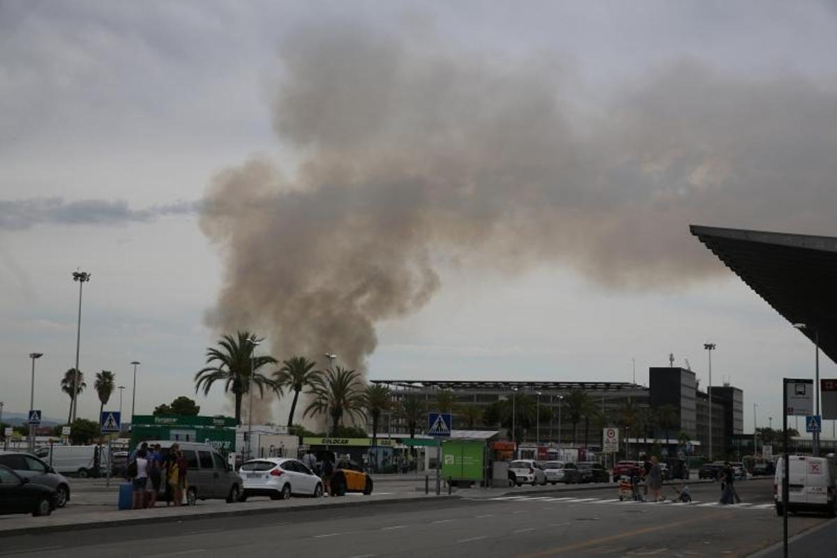 Una humareda de fondo junto al aeropuerto a raíz de la quema controlada.