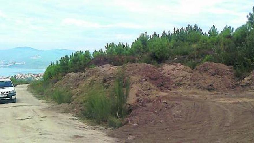 Imagen del vertido de tierra y broza depositado por el Concello sin permiso en el monte de Reboreda.  // Faro