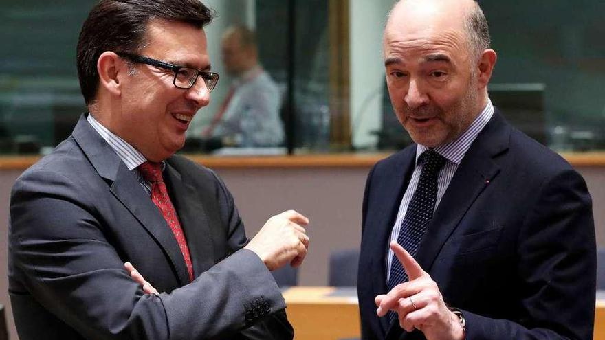 Escolano, con el comisario europeo de Asuntos Económicos, Pierre Moscovici.