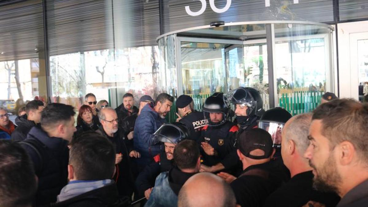 Antidisturbios de los Mossos tapan el acceso al Departament de Justícia de la Generalitat este jueves en Barcelona.