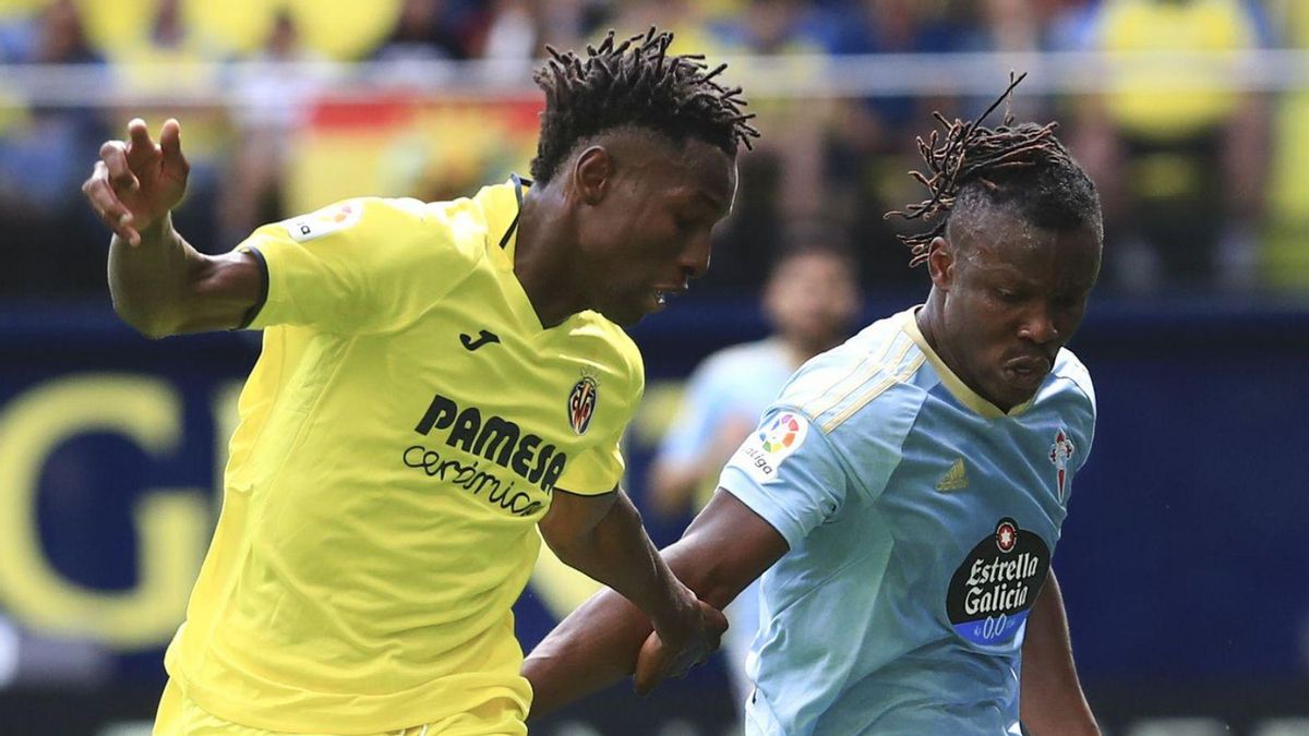 Aidoo pugna por la pelota con Nico Jackson, autor de dos goles ayer. // DOMENECH CASTELLÓ