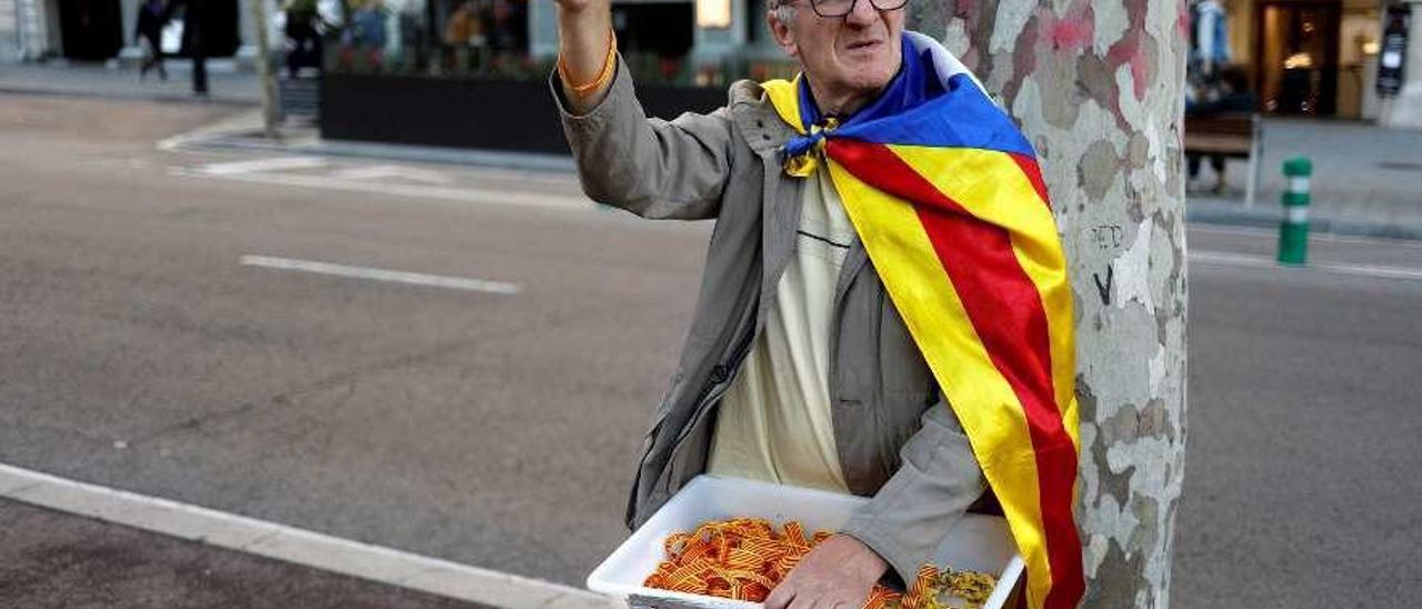 Un vendedor de pulseras independentistas, ayer, en el centro de Barcelona.