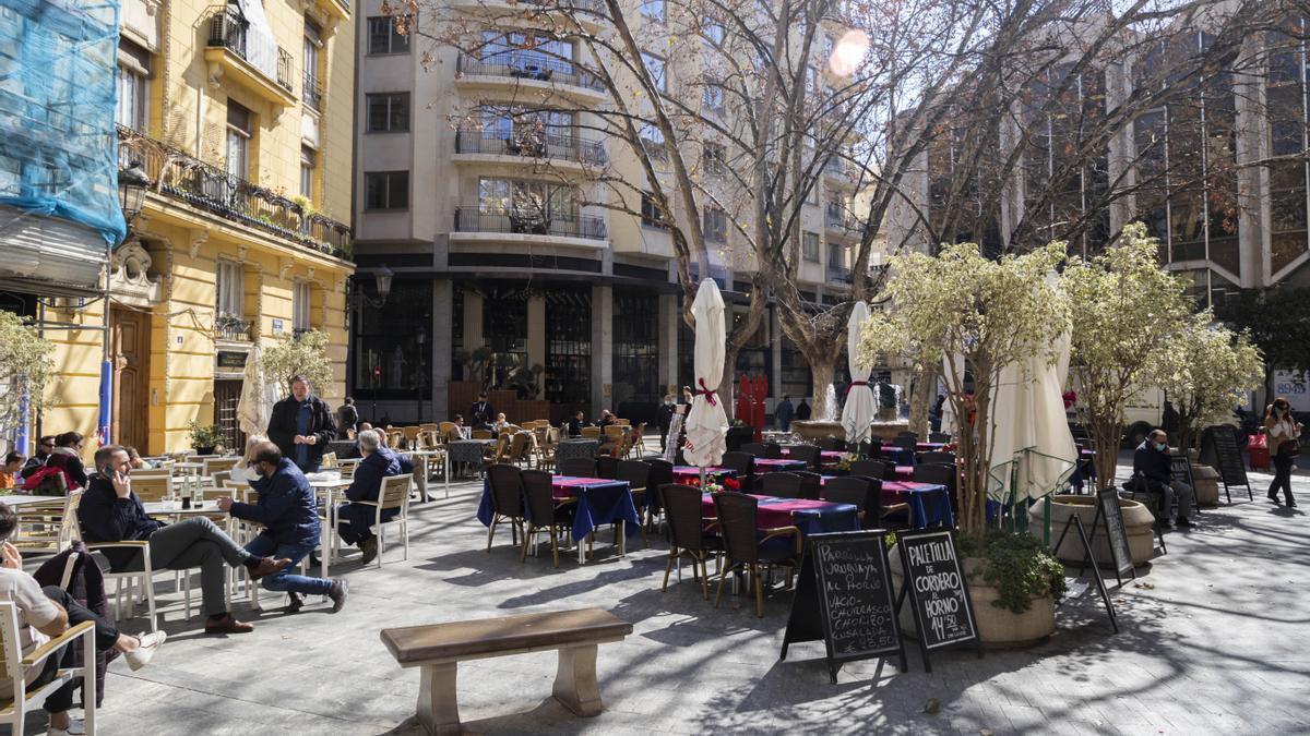 Terrazas de varios locales ubicadas sin apenas distancias en una plaza de València.