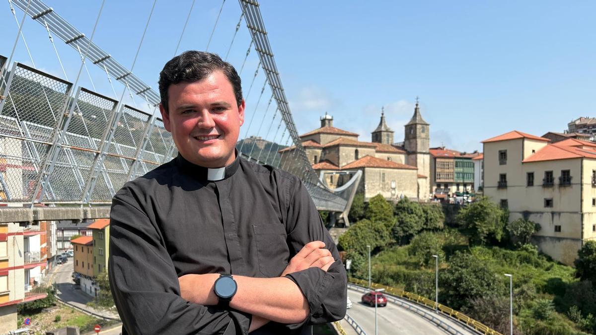 Juan José Blanco con el Puente Colgante y la basílica de Cangas del Narcea a su espalda.