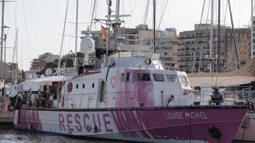 El barco de rescate de Banksy llega al puerto de  Palma tras una dramática odisea