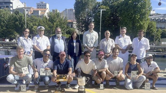 Foto de familia de los premiados con las autoridades. | FDV