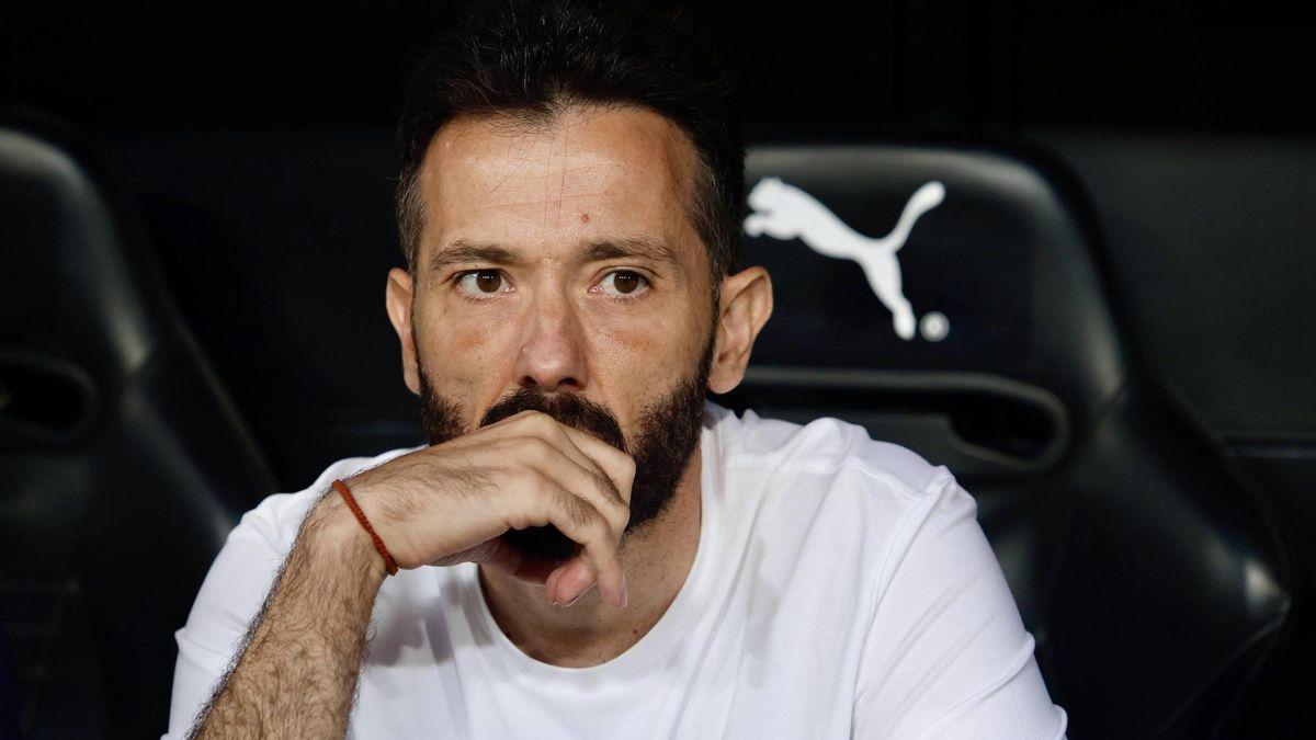 Carlos Corberán en el banquillo del Valencia CF frente al Real Oviedo
