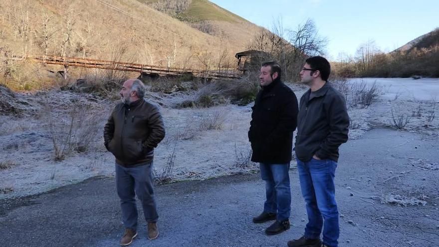 José Antonio Álvarez, Rubén Baizán y Saúl Fernández, en el terreno donde proponen la central de biomasa.