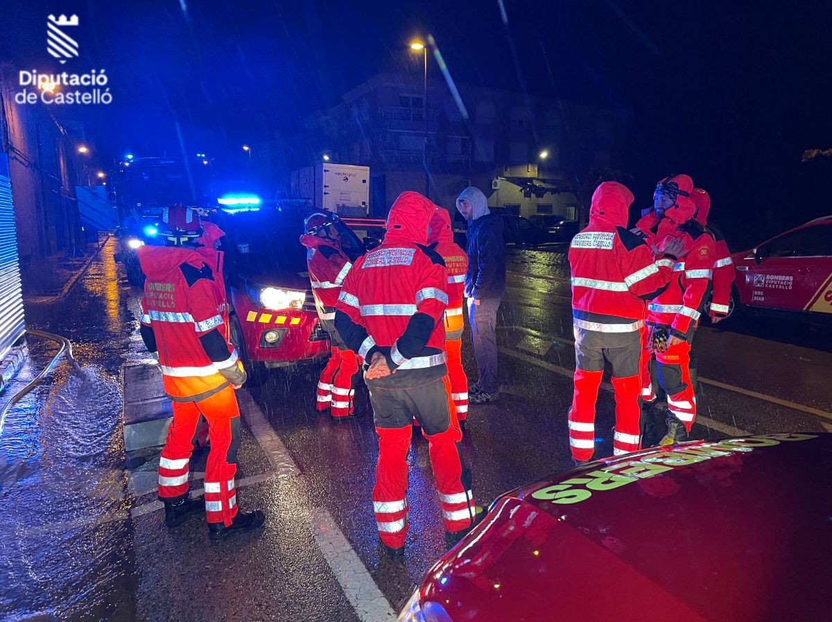 Galería: Bomberos de Castelló al rescate de varios vehículos atrapados por agua en la carretera