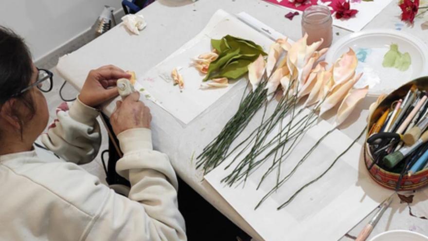 Una de las participantes en el taller de arte en decoración elaborando un ramo de flores. | E. P.