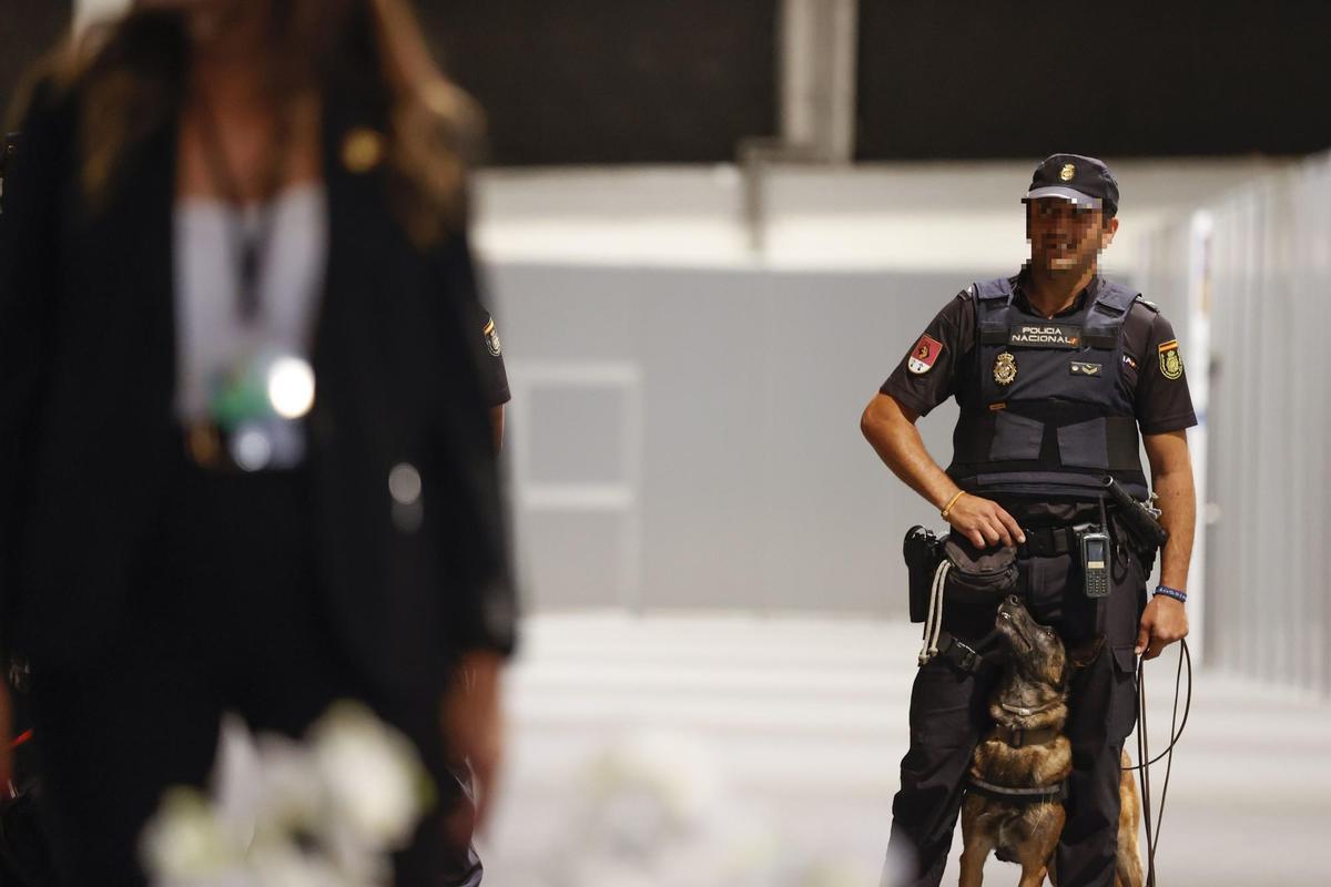 GRAF957. MADRID, 30/06/2022.- Un miembro de la policía nacional durante la segunda jornada de la cumbre de la OTAN en el pabellón de Ifema en Madrid este jueves. EFE/Brais Lorenzo