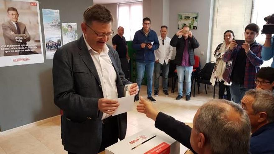 El secretario general del PSPV y presidente de la Generalitat, Ximo Puig, vota ayer en las primarias socialistas.