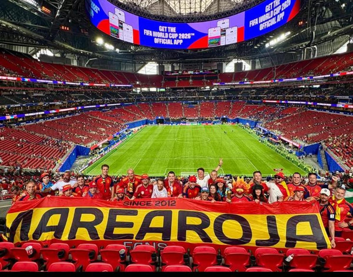 Imagen de los aficionados de la peña Marea Roja en el partido de España contra Cabo Verde.