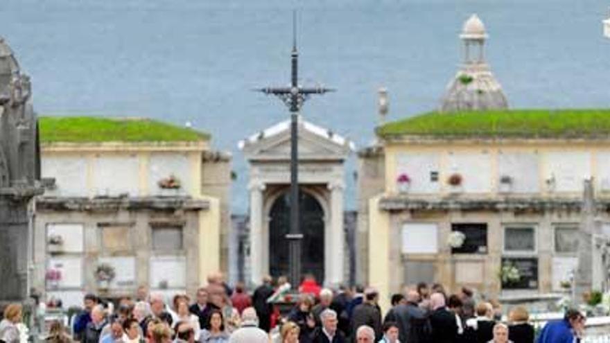 O paseo literario deste sábado, con Dores Tembrás, percorrerá o Cemiterio de Santo Amaro.