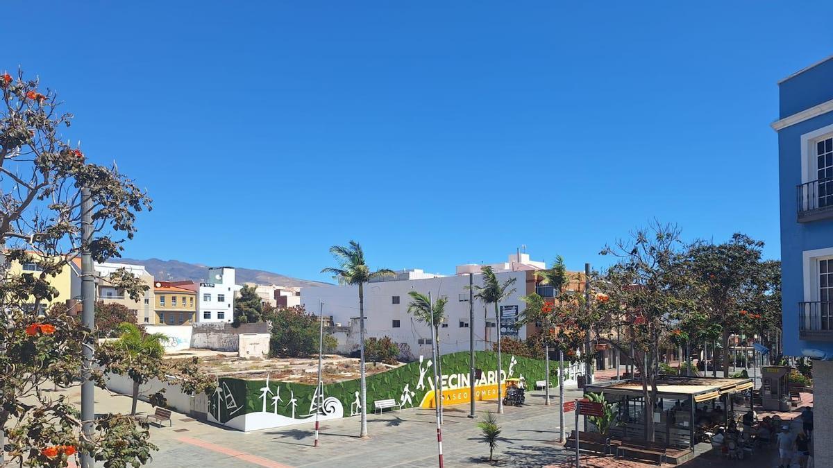Imagen del solar de 2.200 metros cuadrados en el centro de Vecindario que conecta con la zona peatonal, la calle Colón y la calle Primero de Mayo.