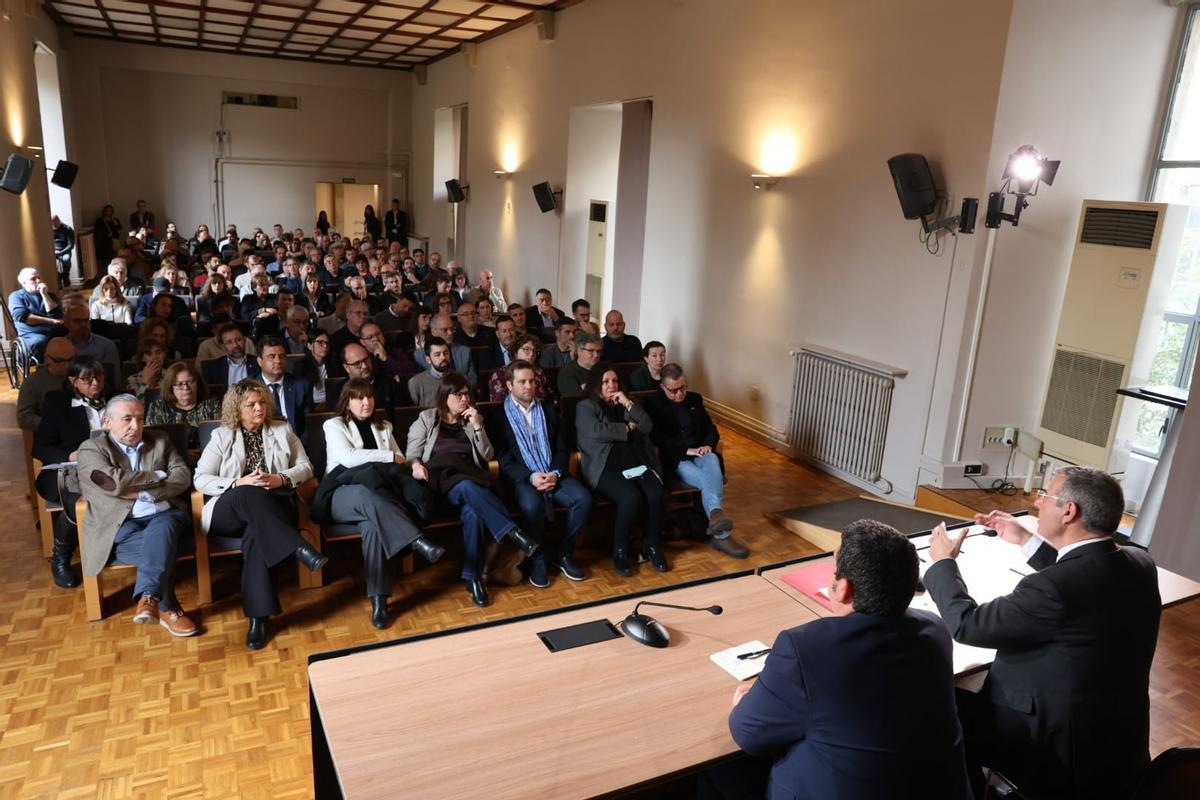 Una imatge de la trobada d’aquest dijous al matí a la Casa de Cultura de la Diputació de Girona (Fotos: Jordi Ribot / Iconna).