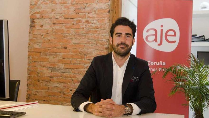 Adrián Feijóo Cristobo ante un panel de la Asociación de Jóvenes Empresarios.