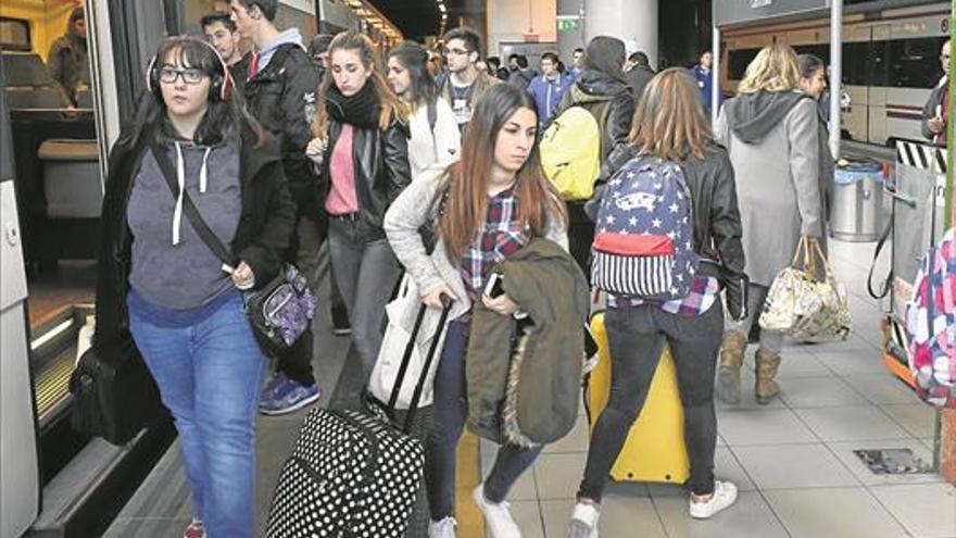 Los Cercanías vuelven entre la alegría y críticas a la tardanza