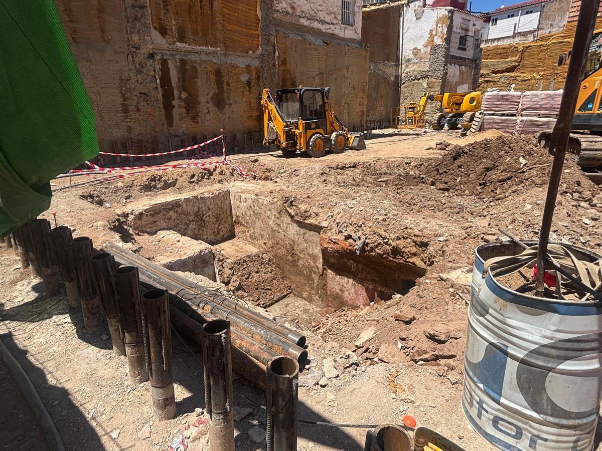 Estancia descubierta en el solar ubicado en la confluencia de las calles Martín Cansado y Cristóbal Oudrid en pleno Casco Antiguo de Badajoz.