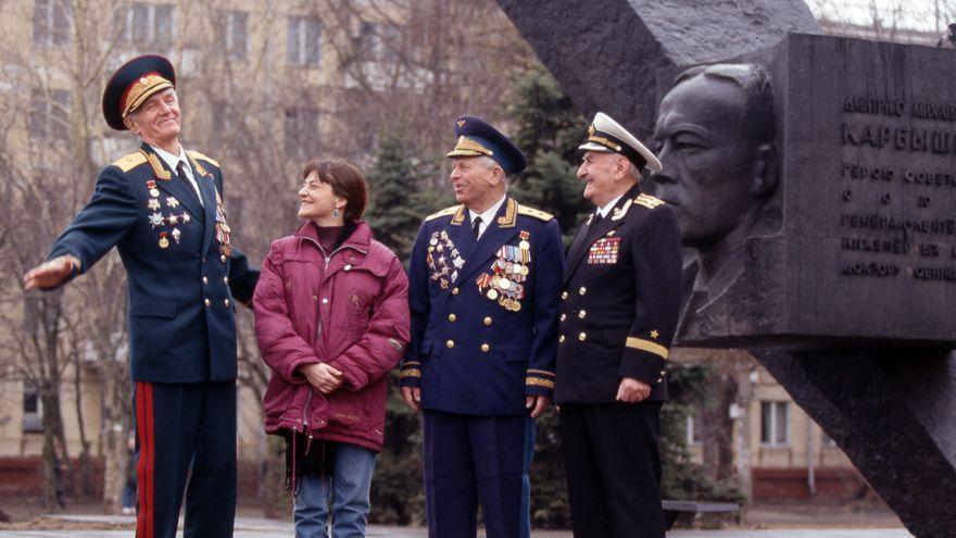 Olga Merino, con tres generales soviéticos, uno por cada rama del Ejército, veteranos de la segunda guerra mundial, frente al monumento al teniente general Dimitri Karbishev, en 1995.