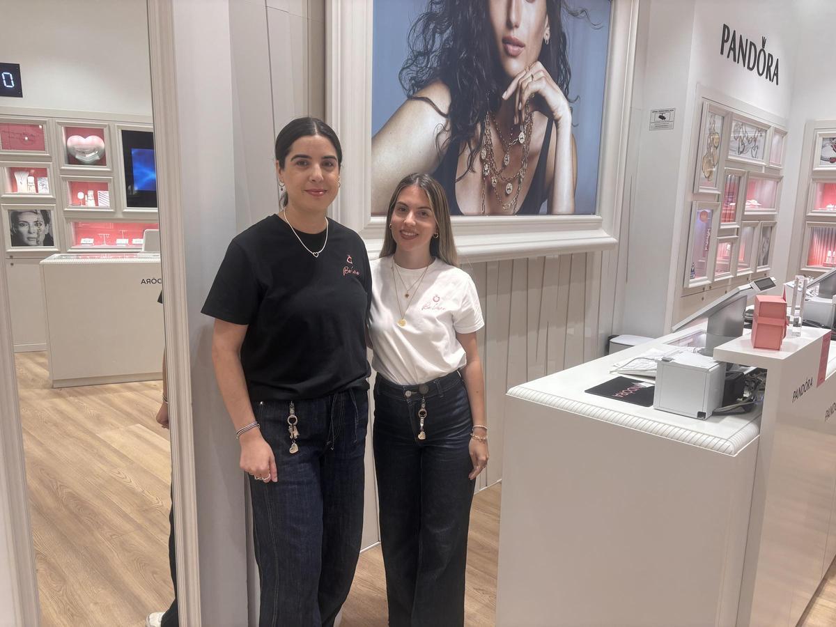 Elisa Ruiz y Miriam González, dependientas de Pandora, en El Faro (Badajoz)