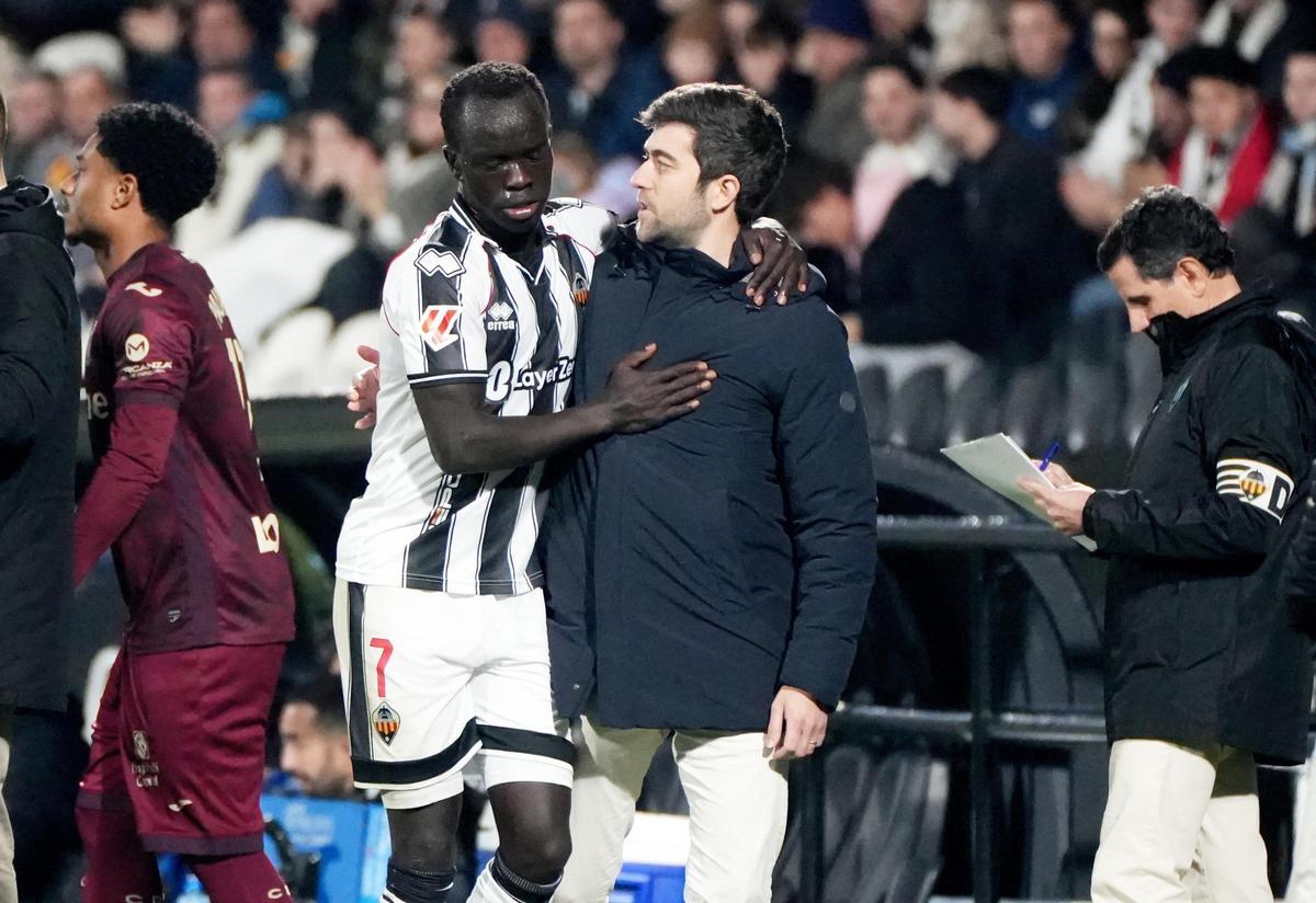 El extremo diestro Awer Mabil, tras ser sustituido en un partido del CD Castellón en el SkyFi Castalia.