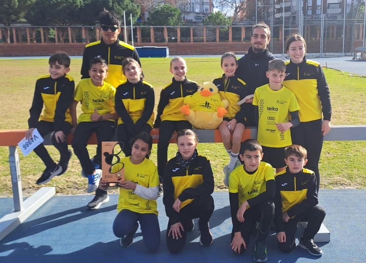 Alevines y entrenadores del club "groguet" tras el campeonato