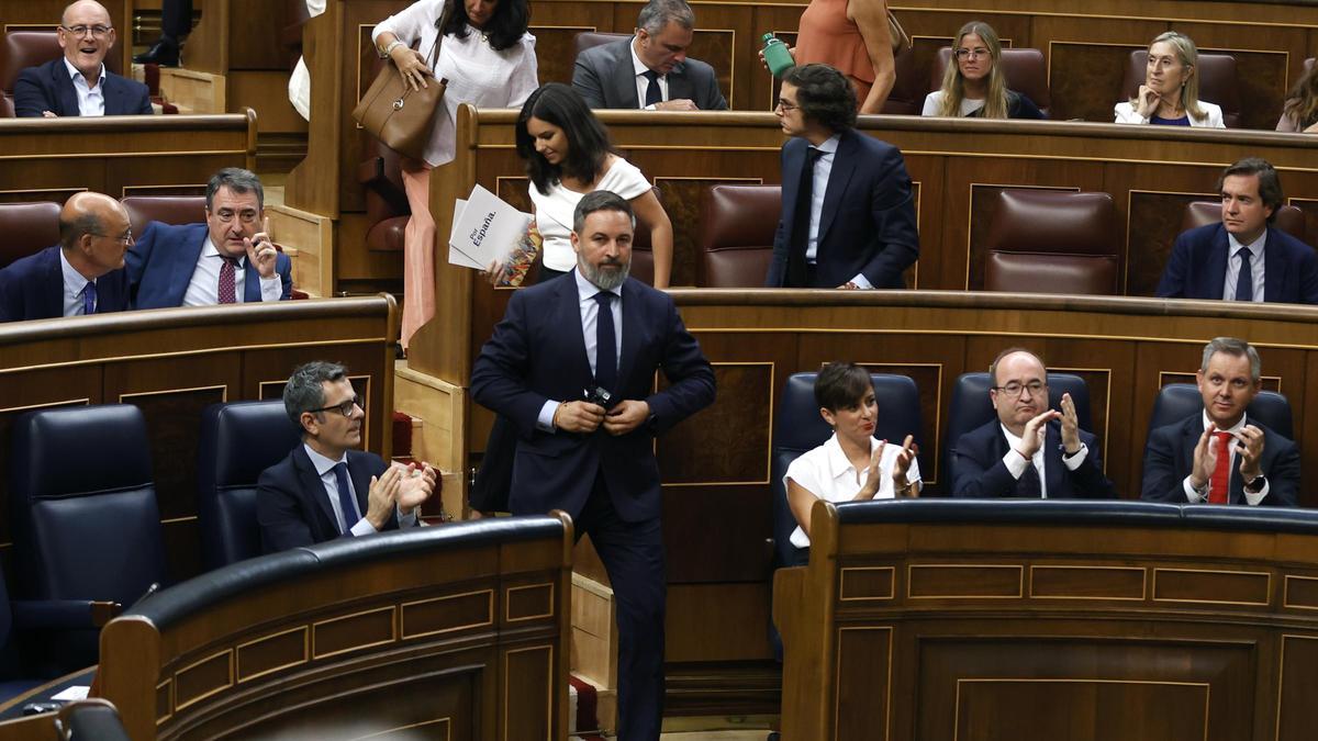 Vox abandona el Congreso de los Diputados y deja los pinganillos en el escaño de Sánchez