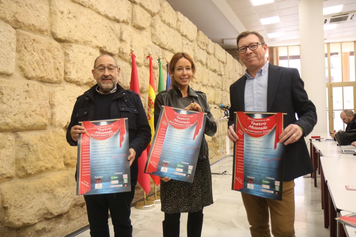 Rafael Dorado, Marián Aguilar y Paco Santofimia muestran el cartel de la nueva edición de la Muestra de Teatro Aficionado.