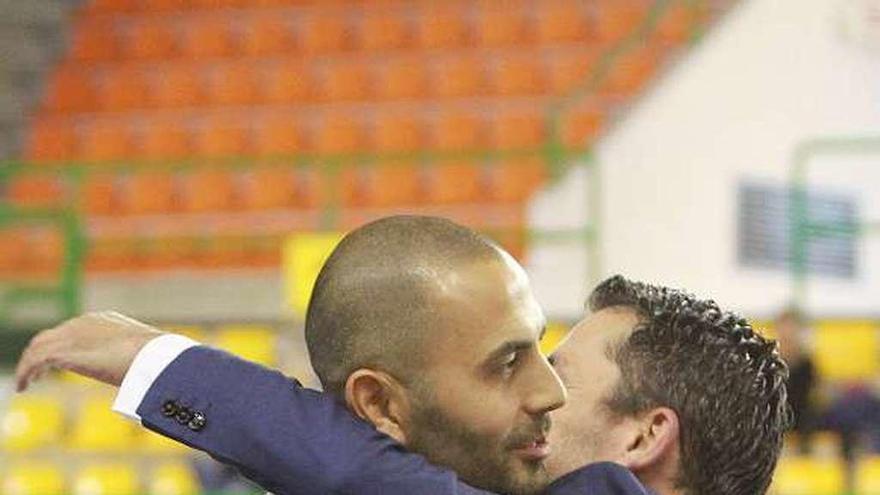 Javi Rodríguez se abraza a García de Vitoria, en la ida. // I. Osorio